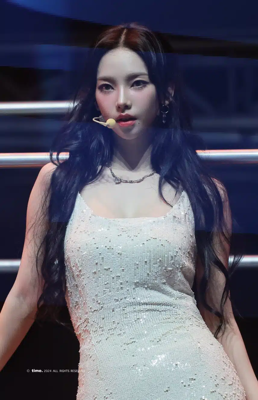 퀸의 자태를 보여주는 카리나!