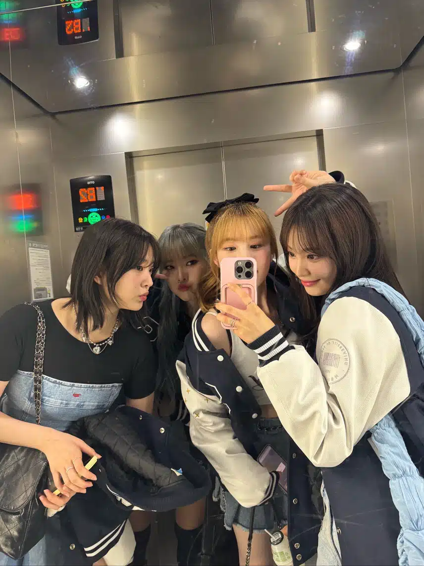 Photo de groupe hebdomadaire avant le retour