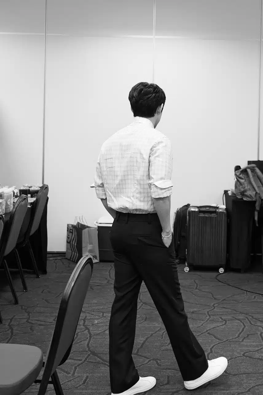 경수 셔츠에 청바지핏 이쁘다