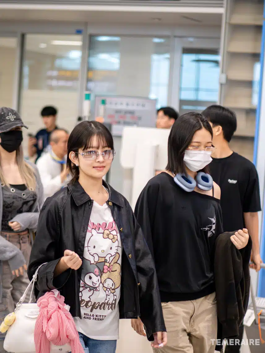 두콩즈 나란히 입국