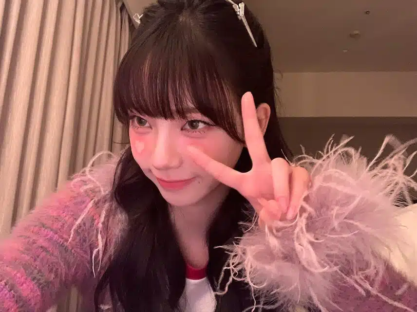 귀여운 표정으로 브이✌️하는 중
