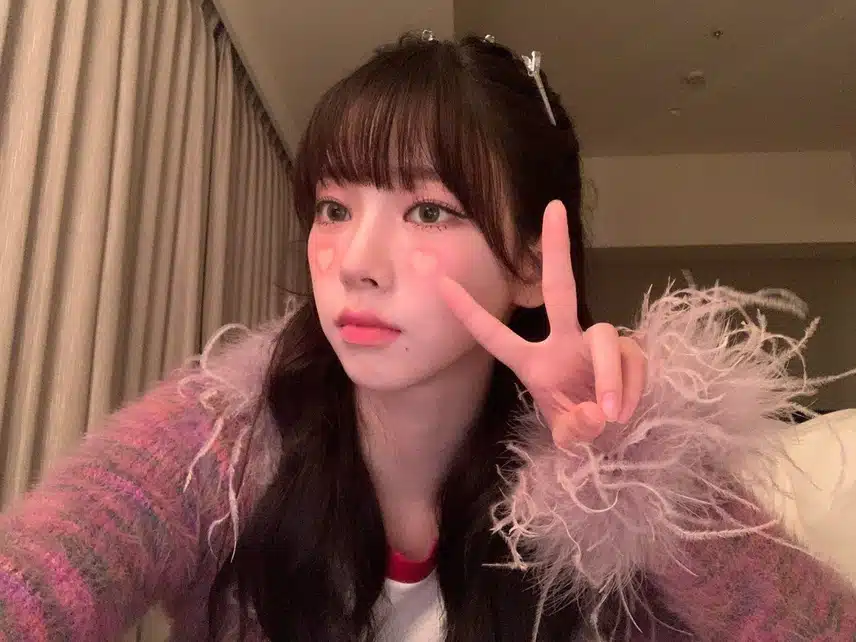 귀여운 표정으로 브이✌️하는 중
