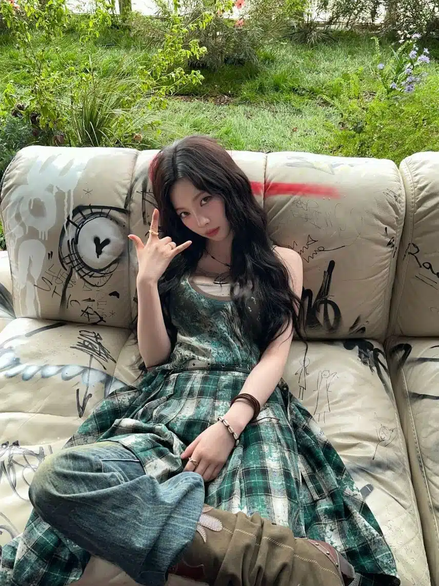 카리나 누워서 피스🤟🤟