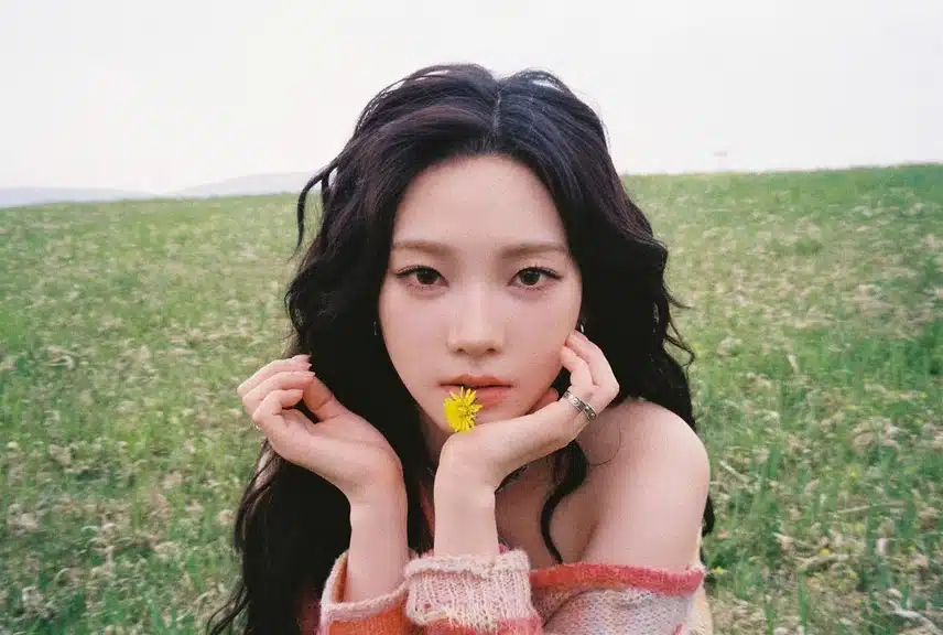 꽃을 물고있는 카리나 넘예뻐🌼