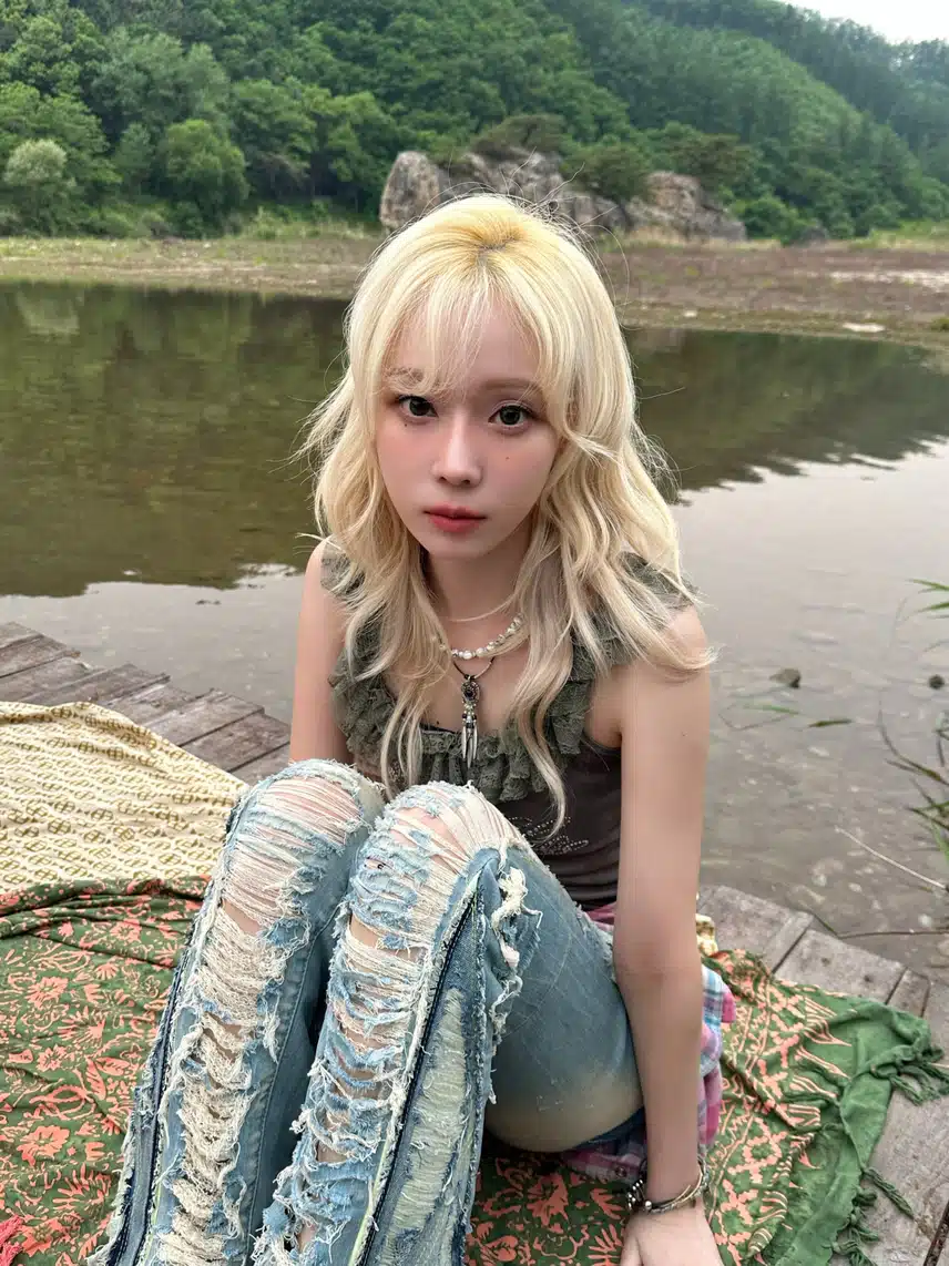 윈터 쪼꼬미같이 앉아있음🫶🫶