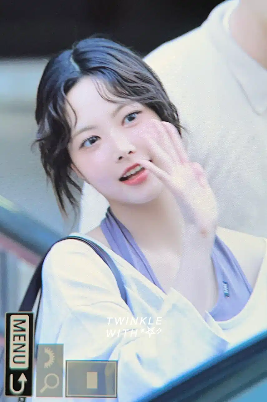 팬들에게 인사 하는 중~