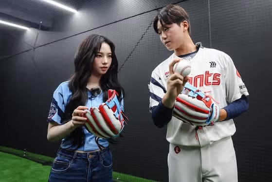 퓨처스리그 올스타전 시구를 하는 카리나~~
