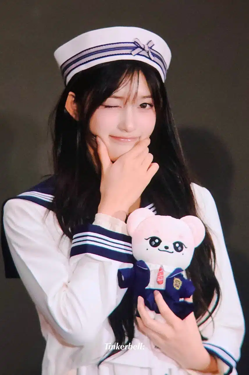 마린룩 입은 이서 귀여움 폭발