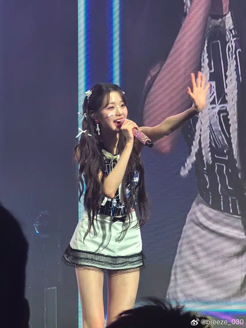 팬들한테 인사하는 원영이 넘예뻐🥰