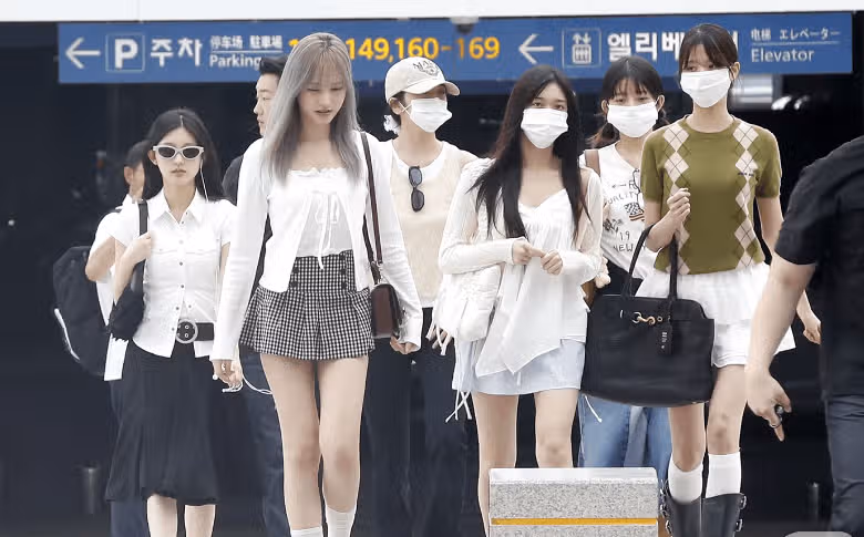 홍콩으로 출국중