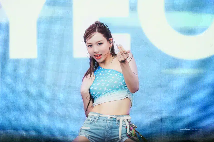 워터밤 나연 완전핫하잖아💙✨️