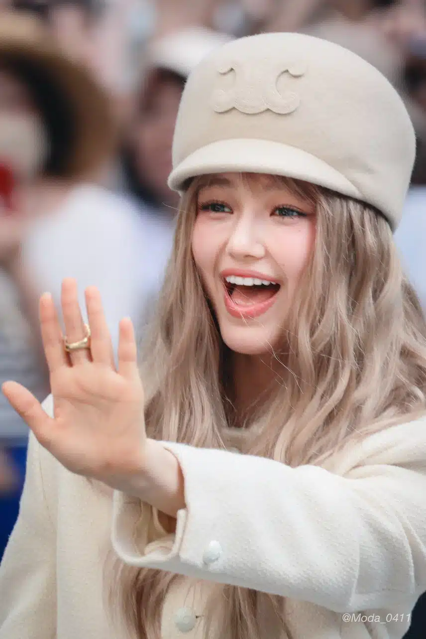다니엘의 손키스를 받아라 😘