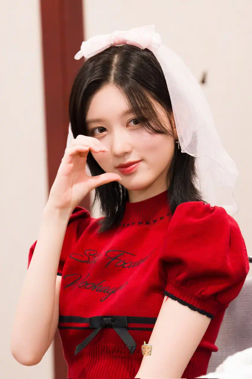 Kim Ga-eul es linda con su corazón y su guiño 😉🥰