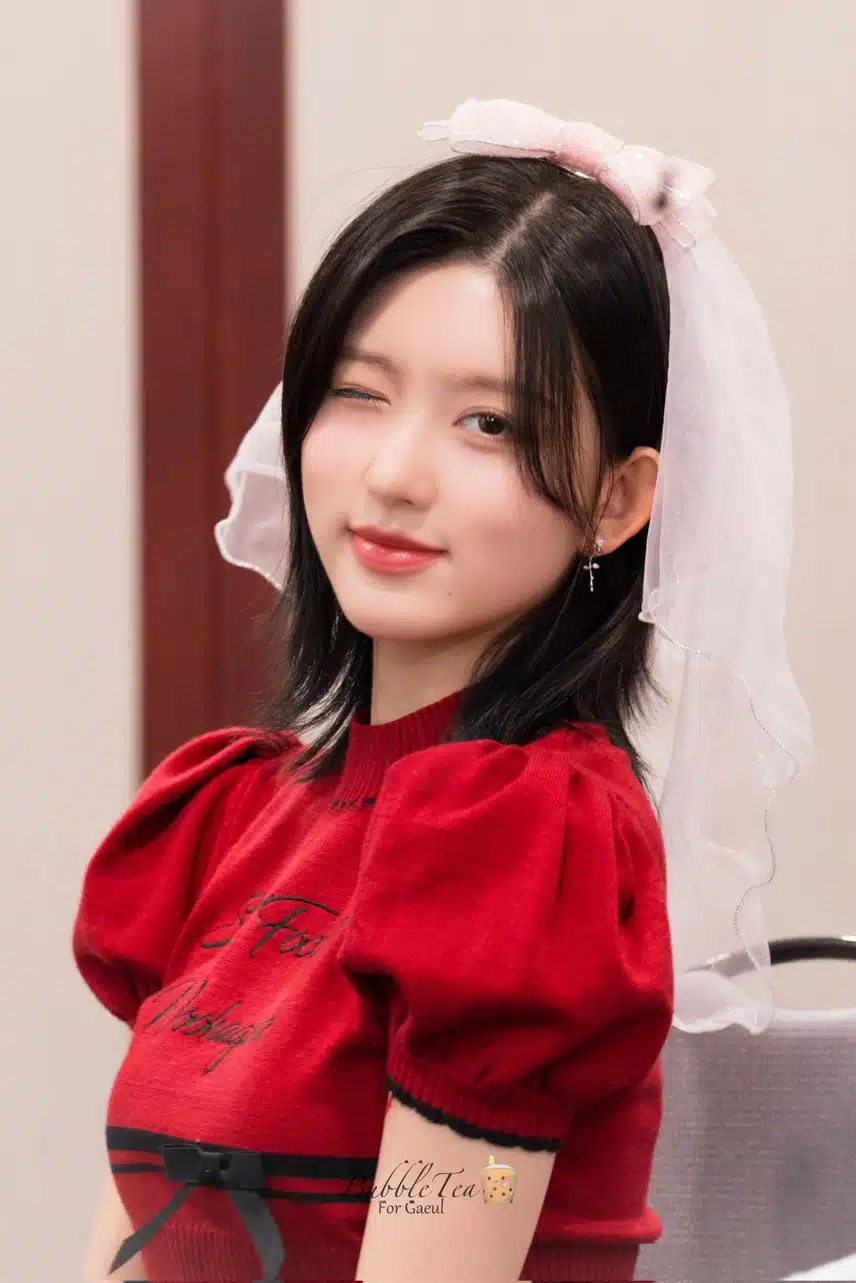 Kim Ga-eul es linda con su corazón y su guiño 😉🥰