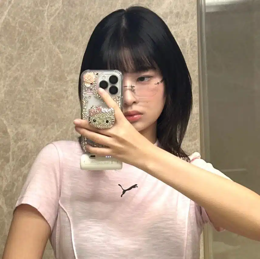 레이의 거울 셀카 코어