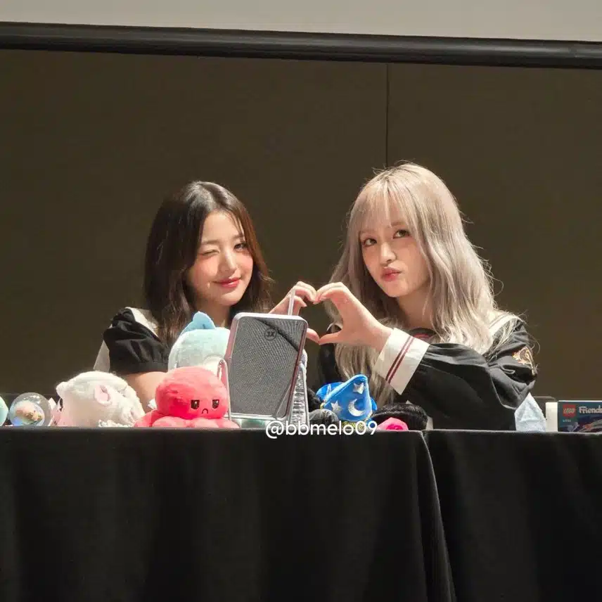 손하트 만드는 영리즈 🫶