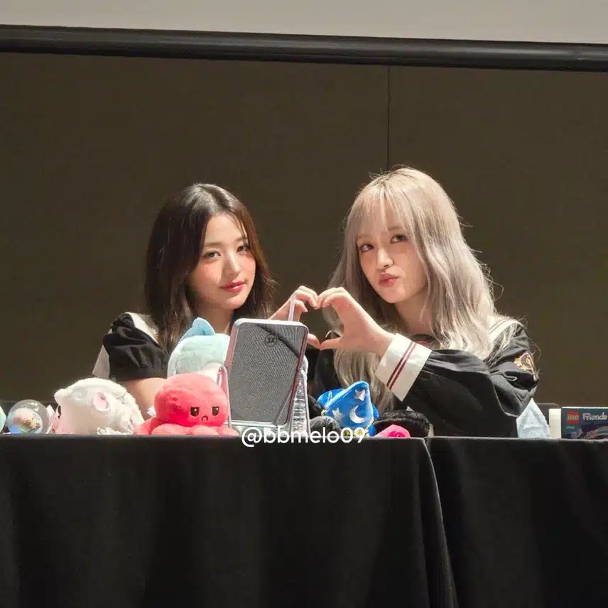 손하트 만드는 영리즈 🫶