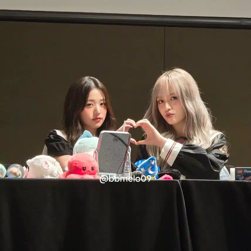 손하트 만드는 영리즈 🫶