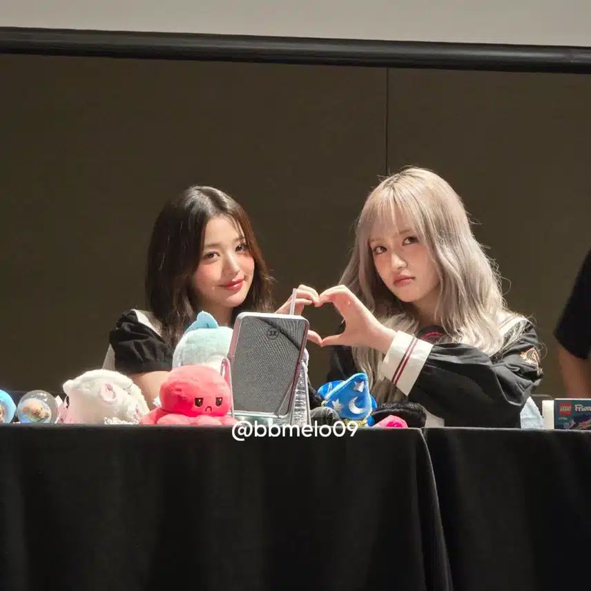 손하트 만드는 영리즈 🫶