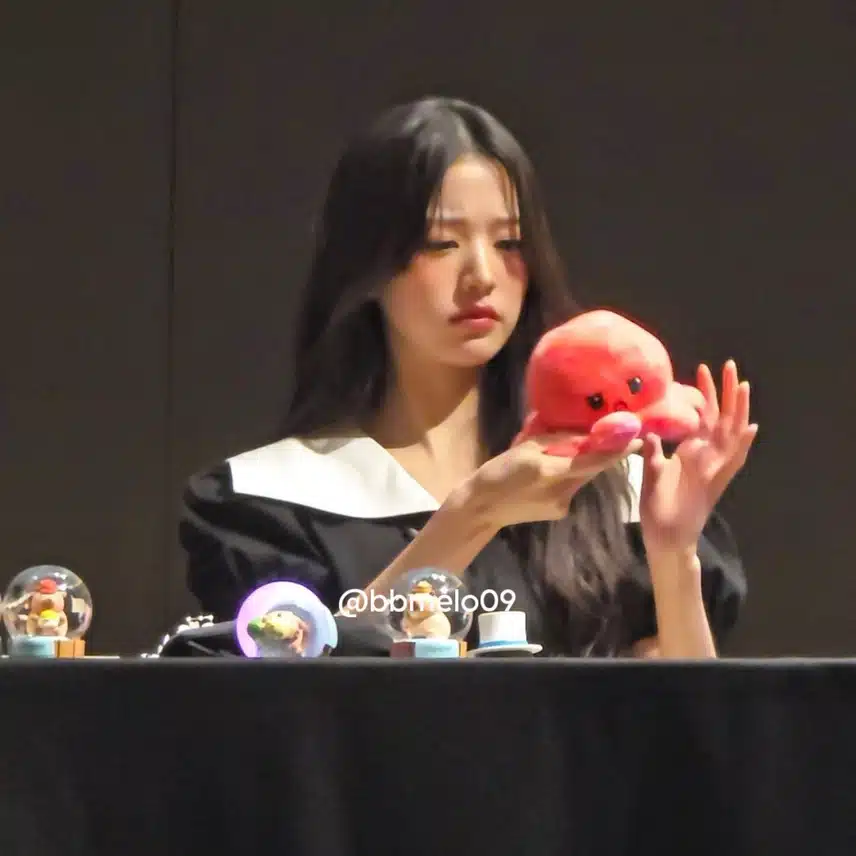 초진지 표정 원영이🤨