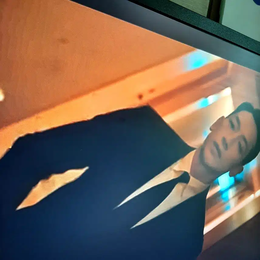 더욱 멋진 모습 전직 경찰로 비 잘 어울려요.