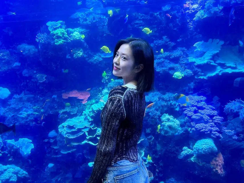 수족관 앞의 여신 안유진