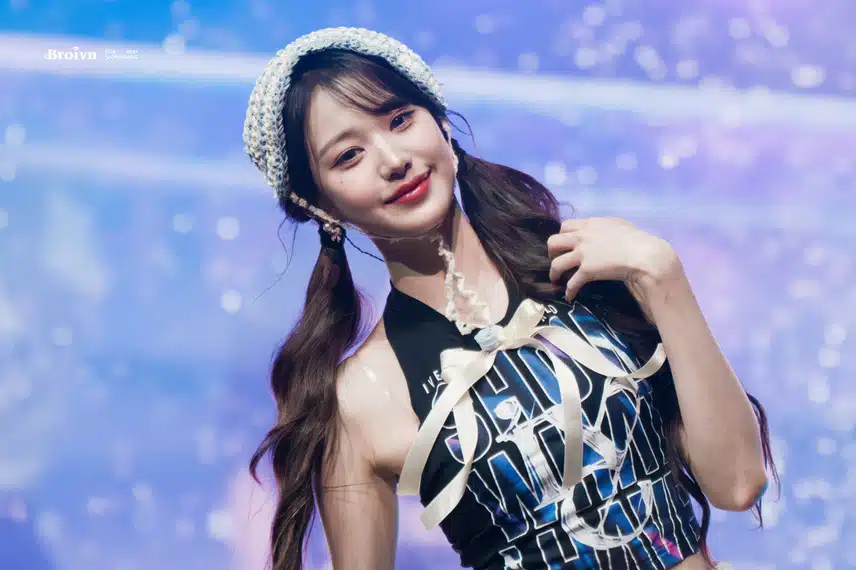 Wonyoung, cô ấy thật xinh đẹp và dễ thương với mái tóc buộc hai bên
