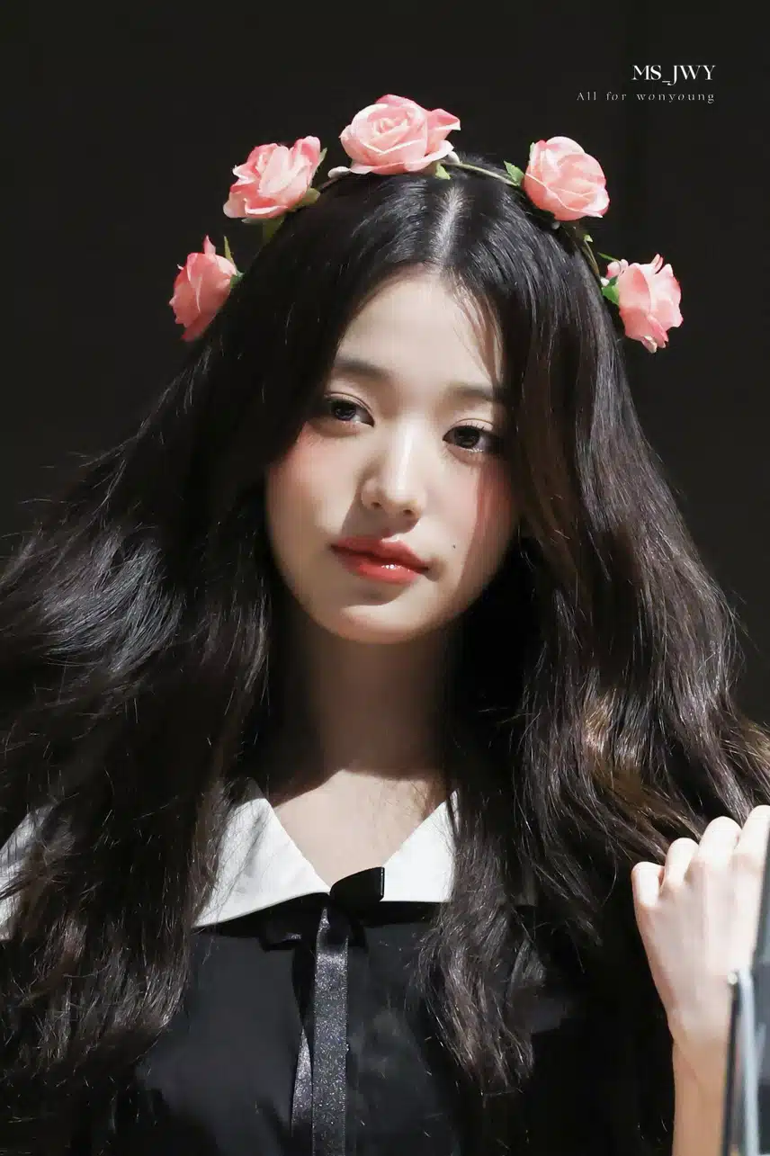 원영이 꽃 위에 꽃화관이 올라가있네 