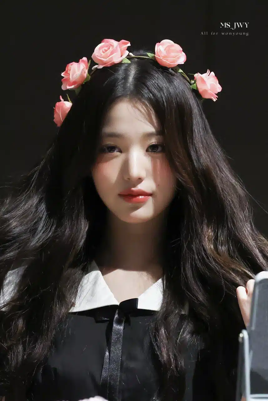 원영이 꽃 위에 꽃화관이 올라가있네 
