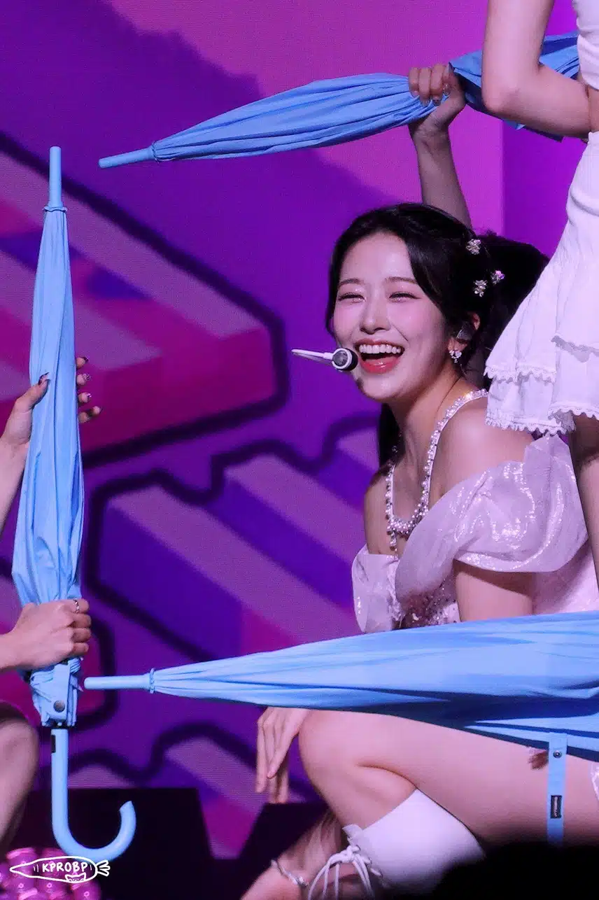 무대 위 해맑은 강쥐 유진이