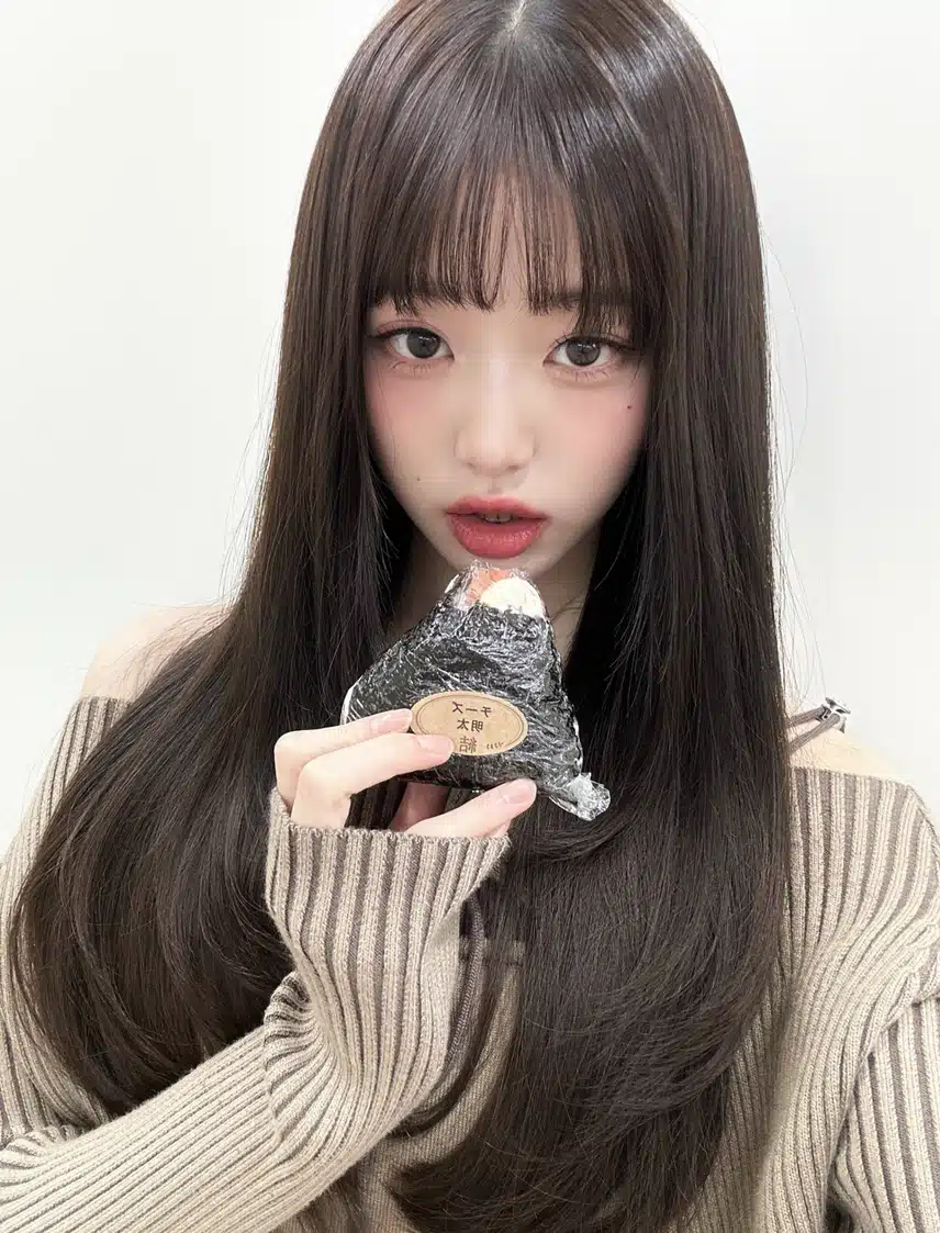 원영이는 삼각김밥도 인형같이먹네😍