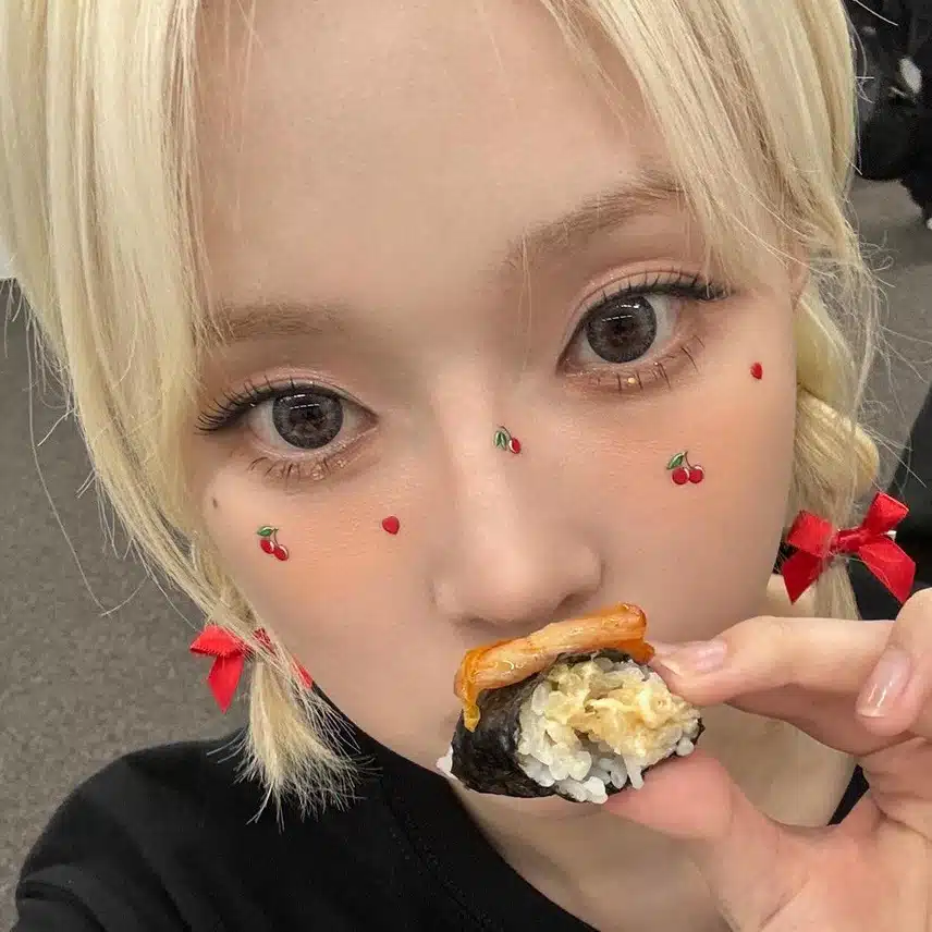 음식 셀카 윈터 이렇게 귀여울일이야😍