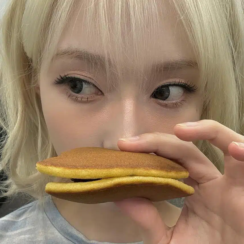음식 셀카 윈터 이렇게 귀여울일이야😍