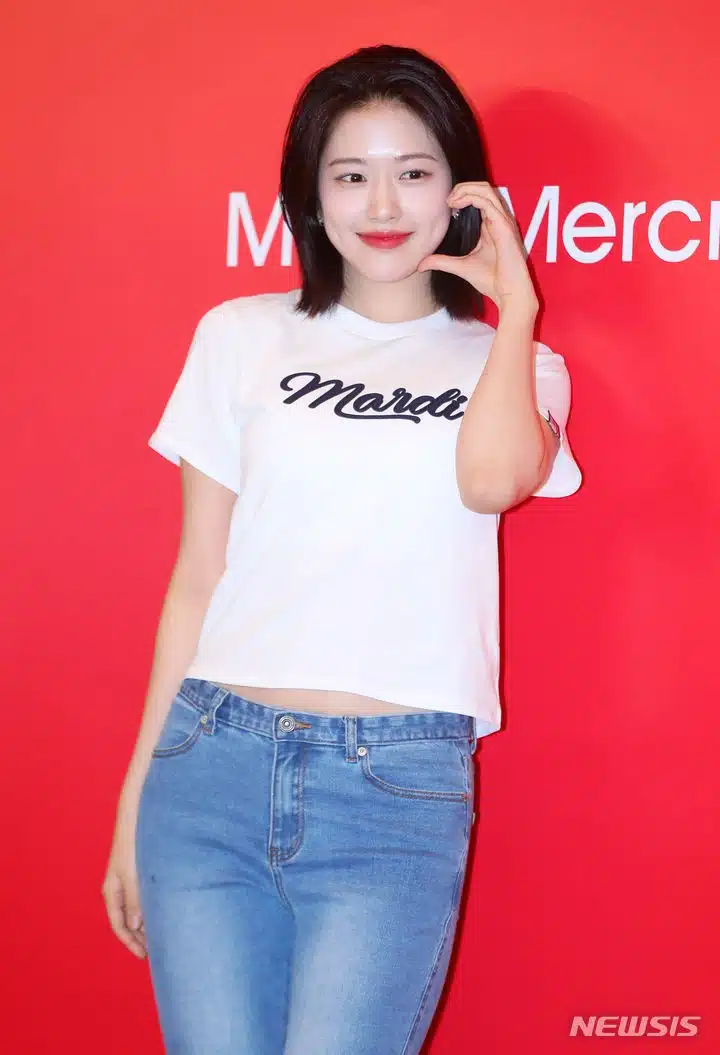 마르디 데님 팝업스토어에서 볼하트 안유진❤