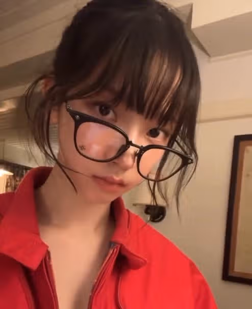 카리나 안경이 얼굴 반을 가려요