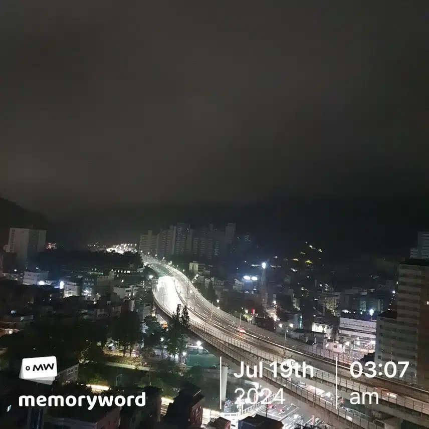 텅빈 한산한 도로... 가로등 불빛만...