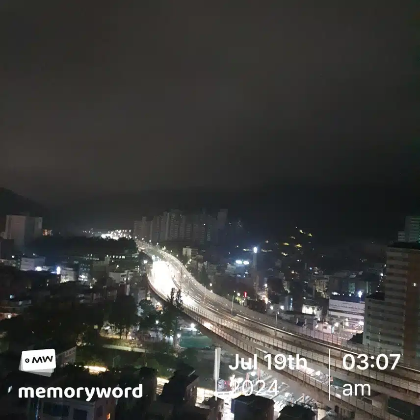 텅빈 한산한 도로... 가로등 불빛만...