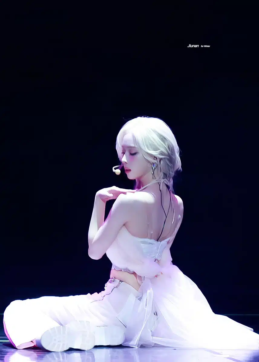 무대 위에서 예술작품 같은 윈터