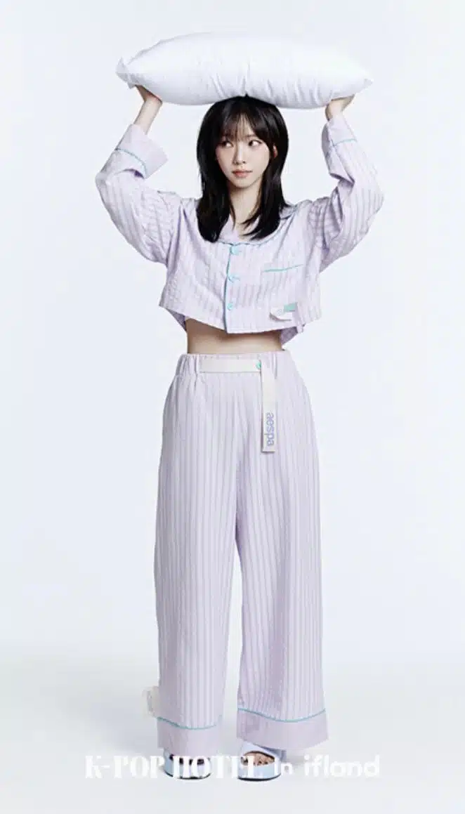 잠옷 입고 있는 카리나