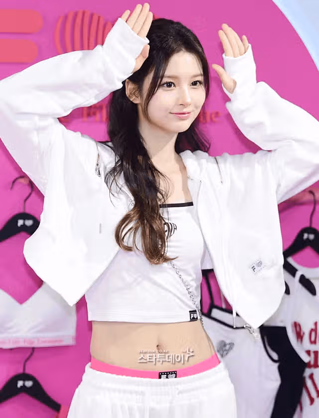 팝업스토어에 뜬 설윤