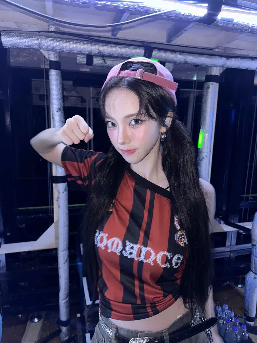 남찍사 주먹 선보이는 카리나