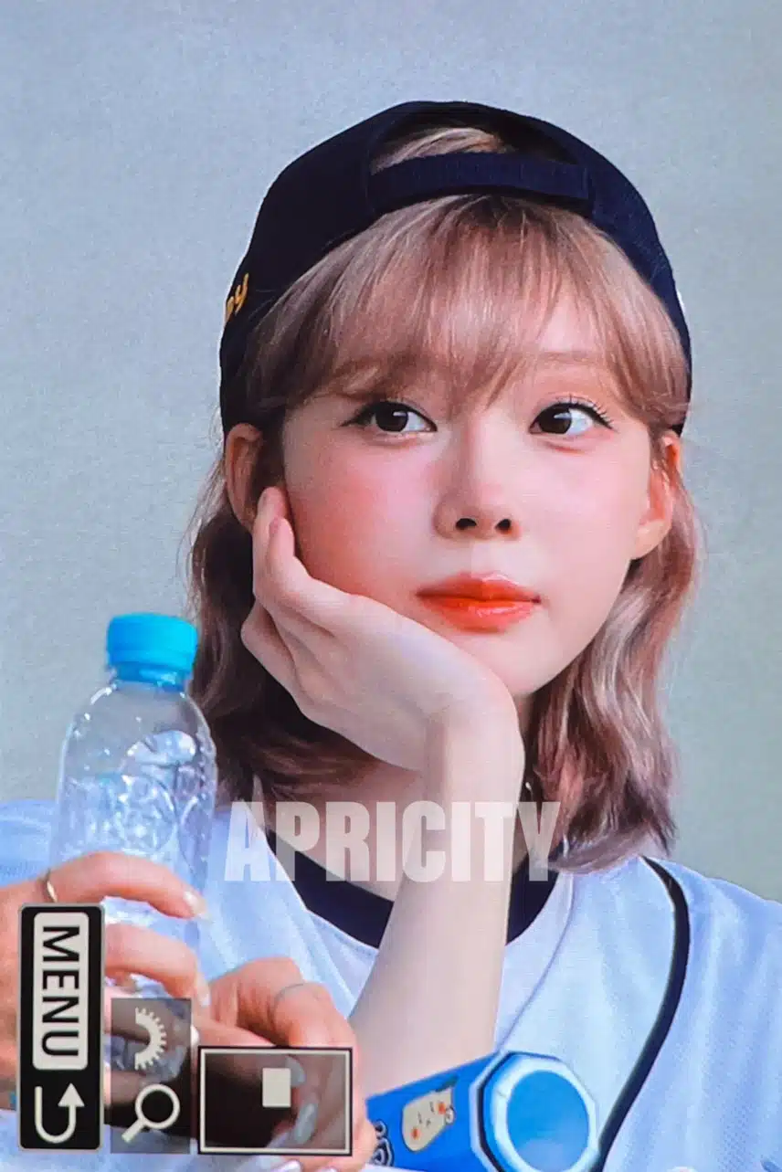 야구 관람하는 윈터 팬들에게 인사를!