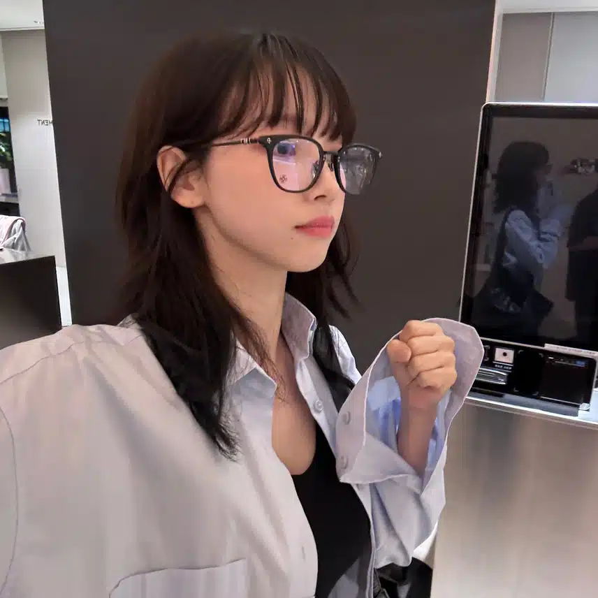 새로 뜬 카리나의 주먹 셀카~ ㅋㅋ