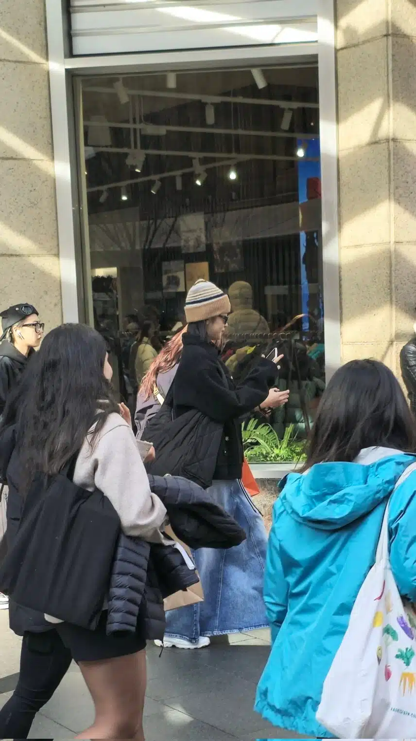 오늘자 안유진 시드니 거리에서 목격