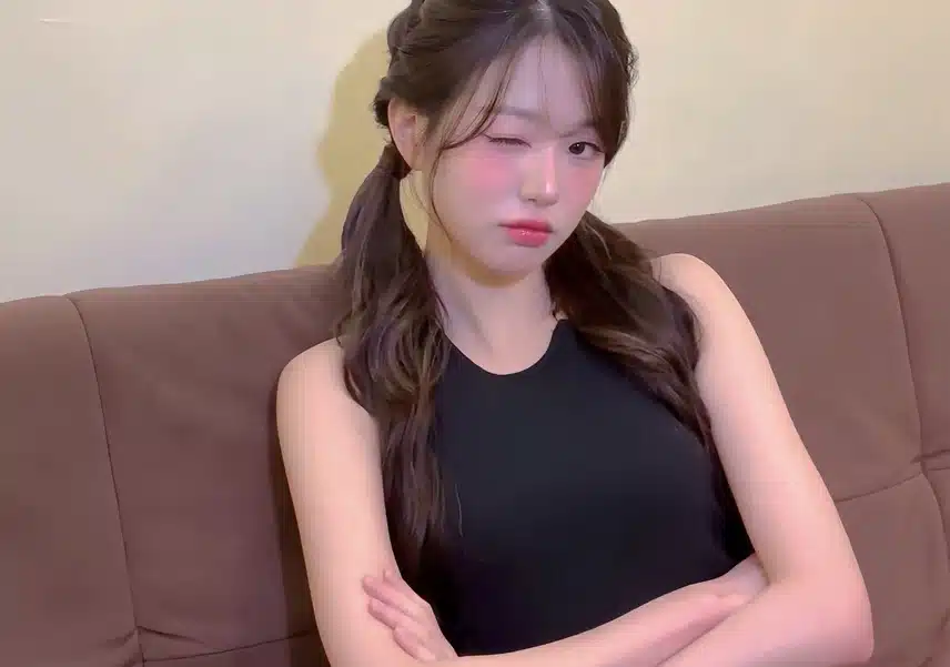 어릴때랑 똑같은 포즈 하고 있는 원영
