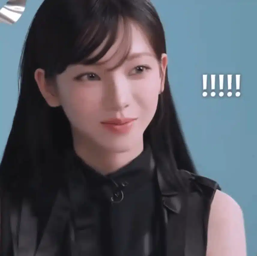 가방안에 찌라시 들고 다니는 카리나~ ㅋㅋ