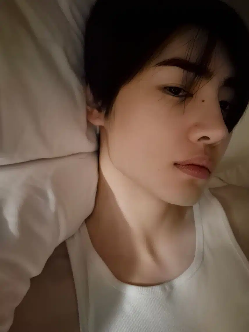 성훈 침대셀카 위버스 업데이트