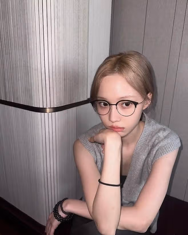 에스파 윈터, 꽈배기 베스트 입고 카페 나들이