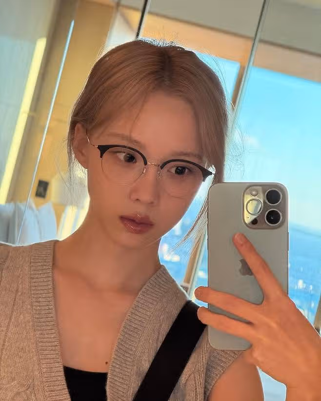 에스파 윈터, 꽈배기 베스트 입고 카페 나들이