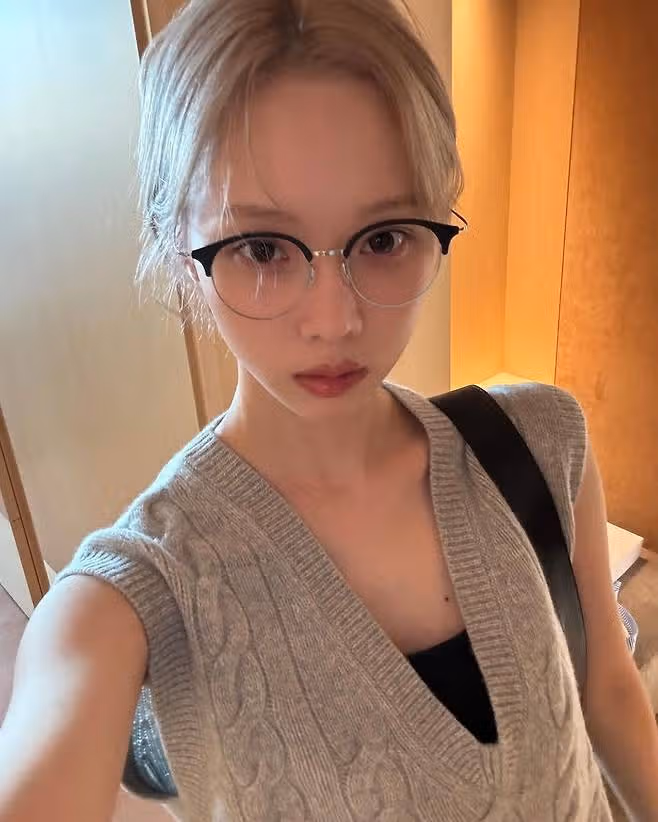 에스파 윈터, 꽈배기 베스트 입고 카페 나들이